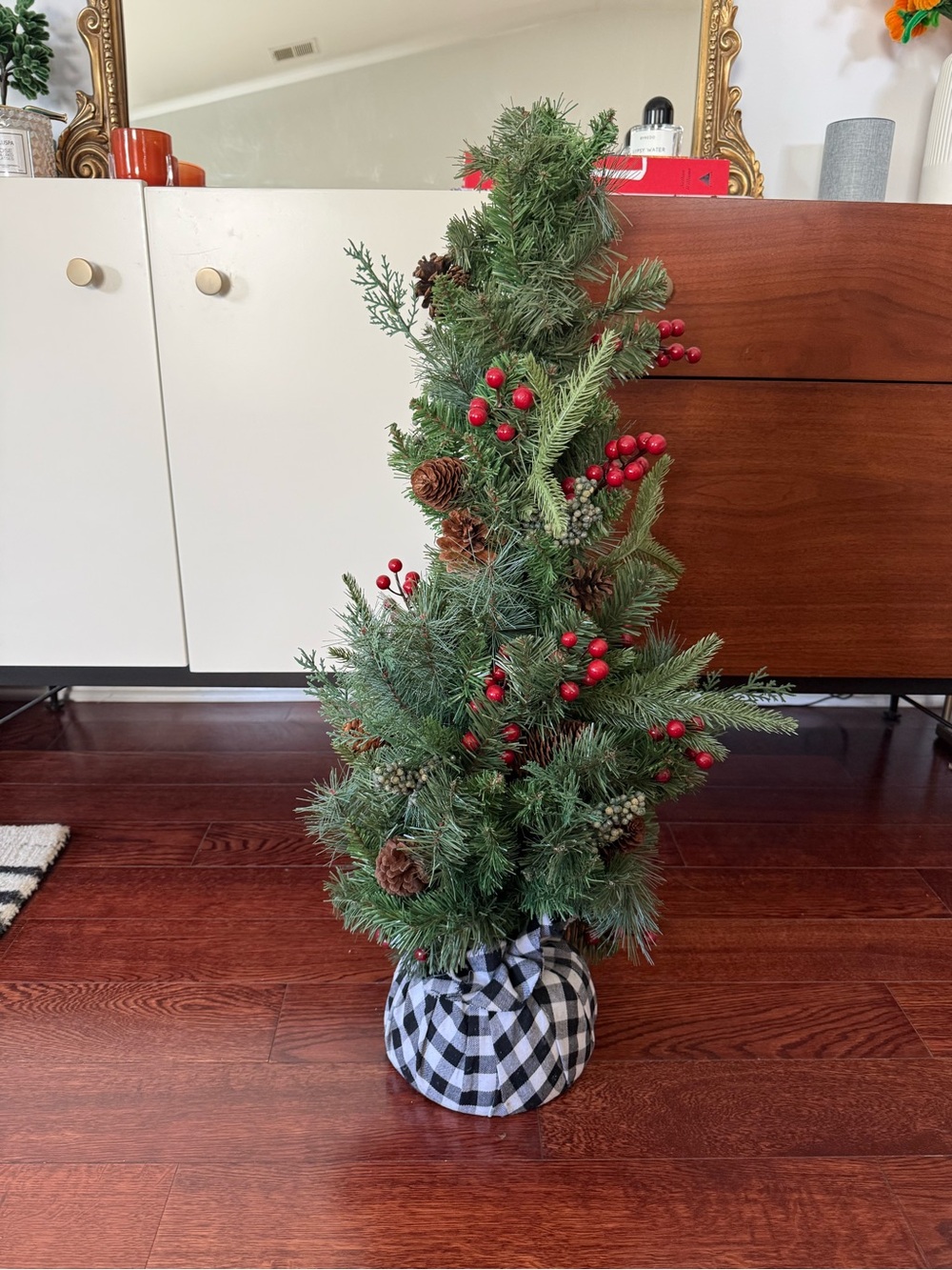 Green Pine Garland Tree with Red Berries and Pinecones - Home Holiday